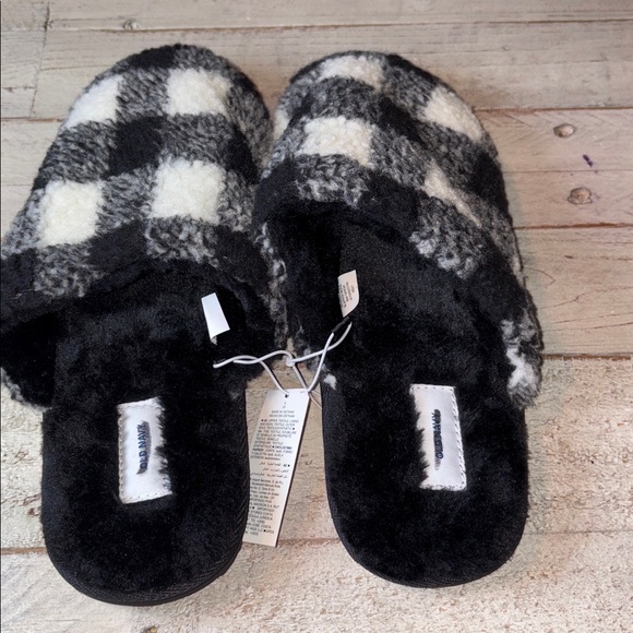 Old Navy Black Fuzzy Slippers Size 8 - Picture 5 of 9